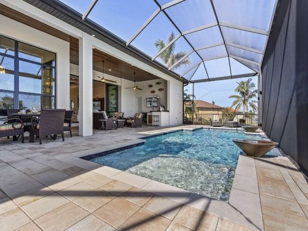 Luxurious Waterfront Retreat - 4 Bedroom Vacation Rental in Cape Coral